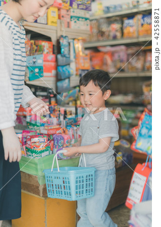 4 years old 42558871