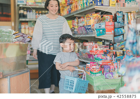 4 years old 42558875