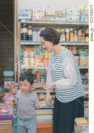 4 years old 42558877