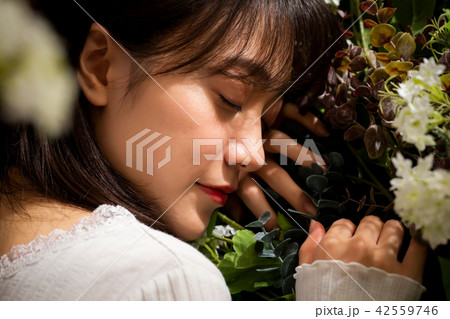 女性　ビューティー　ポートレート 42559746