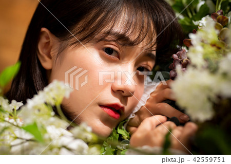 女性　ビューティー　ポートレート 42559751
