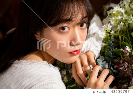 女性　ビューティー　ポートレート 42559797