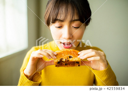 女性　ライフスタイル　食事 42559834