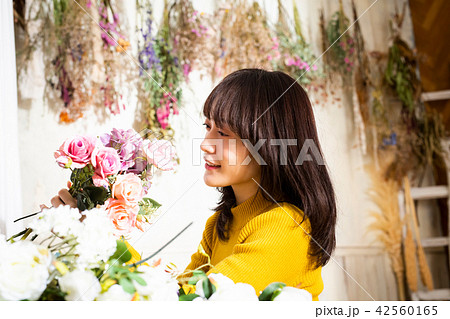 女性 花ある暮らし 女性 花ある暮らし 42560165