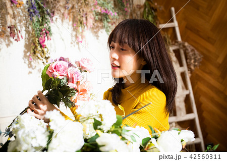 女性 花ある暮らし 女性 花ある暮らし 42560311