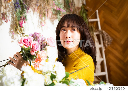 女性 花ある暮らし 女性 花ある暮らし 42560340