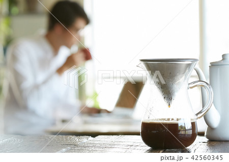 男性　ライフスタイル　ティータイム 42560345