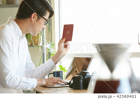 男性　旅行準備 42560401