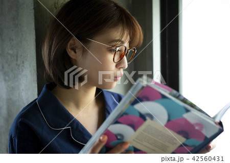 女性　ライフスタイル　リラックス 42560431