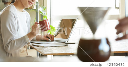 女性　ライフスタイル　ティータイム 42560432