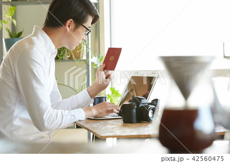 男性　旅行準備 42560475