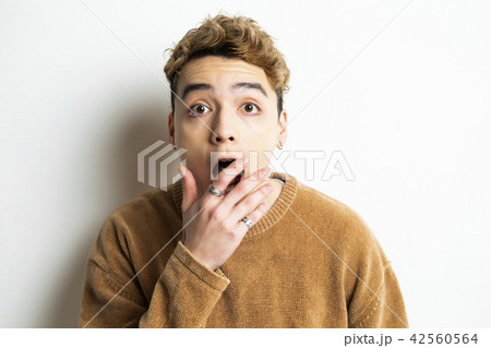 男性　外国人　ポートレート　表情 42560564