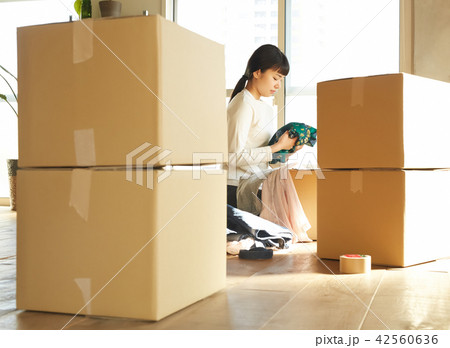女性 引っ越し 女性 引っ越し 42560636