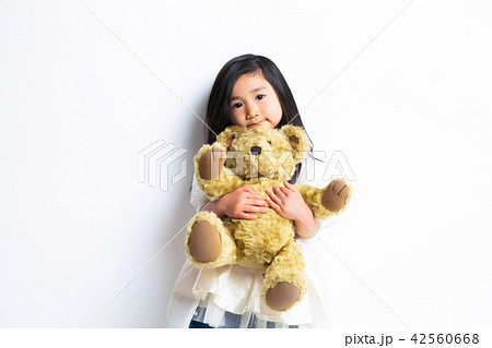 女の子　ポートレート　ぬいぐるみ 42560668