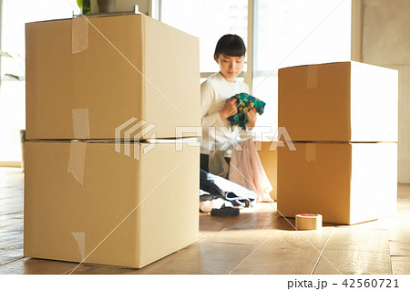 女性 引っ越し 女性 引っ越し 42560721