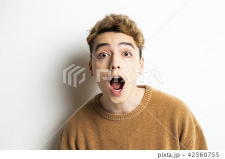 男性　外国人　ポートレート　表情 42560755