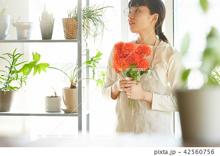 女性　仕事　花屋 42560756