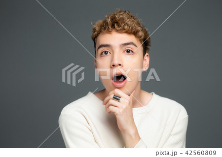 女の子　ポートレート　ぬいぐるみ 42560809