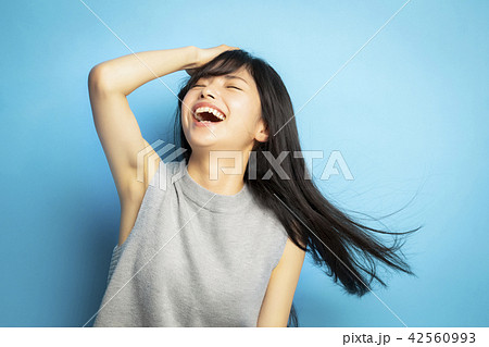 女性　ポートレート　表情 42560993