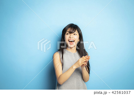 女性 ポートレート 表情 女性 ポートレート 表情 42561037