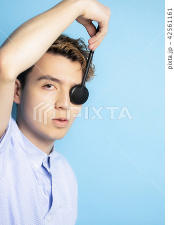 男性 外国人 ポートレート 視力検査 男性 外国人 ポートレート 視力検査 42561161