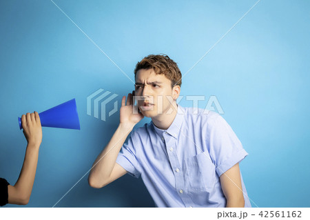 男性 外国人 ポートレート メガホン 男性 外国人 ポートレート メガホン 42561162