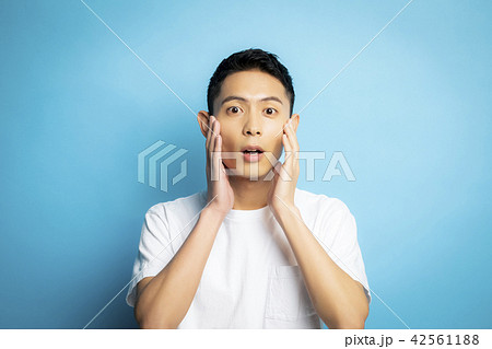 女性　ポートレート　表情 42561188