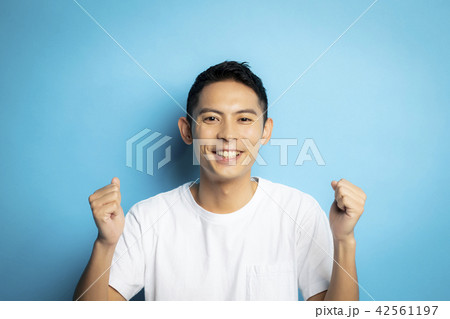 男性　ポートレート　表情 42561197