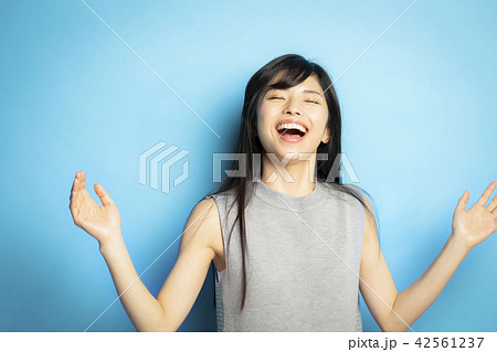 女性　ポートレート　表情 42561237