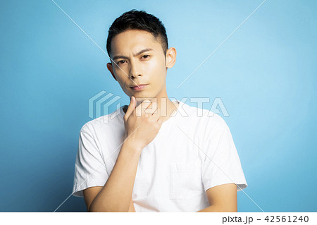 男性　ポートレート　表情 42561240