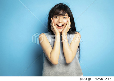 女性　ポートレート　表情 42561247