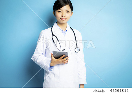 女性　医者　ポートレート 42561312
