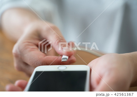スマホ　充電　手元 42561367