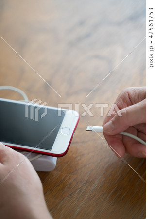 スマホ　充電　手元 42561753