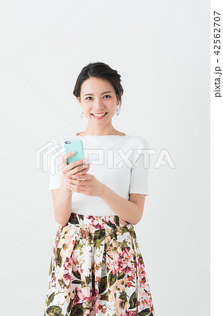 スマホを持つ20代女性 夏 スマホを持つ20代女性 夏 42562707