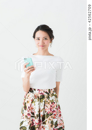 スマホを持つ20代女性 夏 スマホを持つ20代女性 夏 42562709