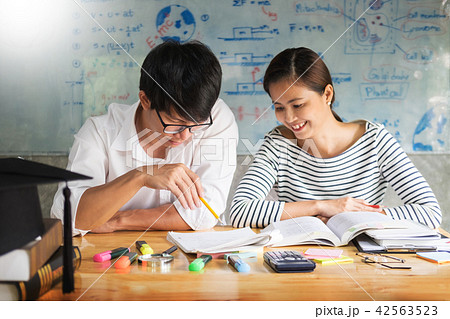 woman learn and teach tutor concept education  helping each othe 42563523