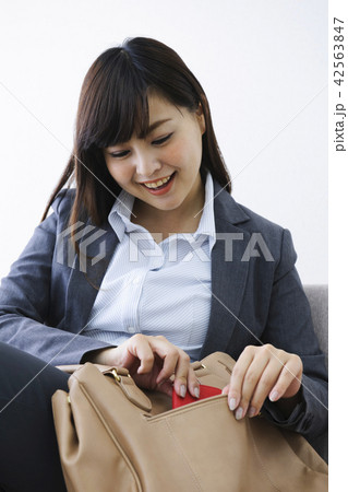 スマホ 手帳 ビジネスウーマン リラックス リビング ソファ ライフスタイル 持ち物を探す女性 スマホ 手帳 ビジネスウーマン リラックス リビング ソファ ライフスタイル 持ち物を探す女性 42563847