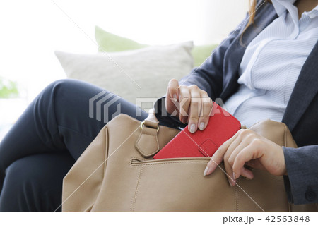 スマホ 手帳 ビジネスウーマン リラックス リビング ソファ ライフスタイル 持ち物を探す女性 スマホ 手帳 ビジネスウーマン リラックス リビング ソファ ライフスタイル 持ち物を探す女性 42563848