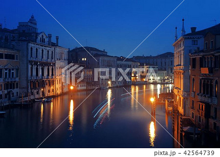 Venice canal night 42564739