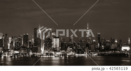 Manhattan midtown skyline at night 42565119