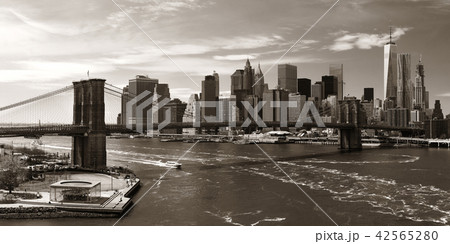 Brooklyn Bridge and downtown Manhattan 42565280