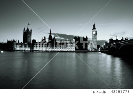 London at dusk 42565773