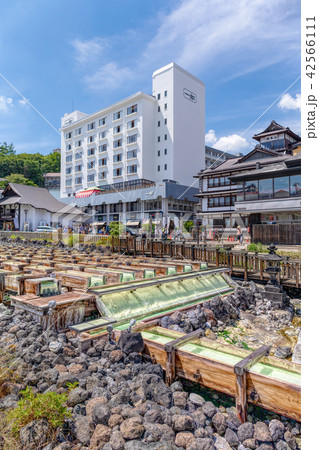 草津温泉 湯畑 8月 夏 晴れ の写真素材