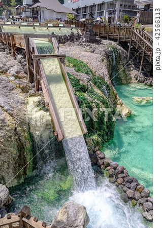 草津温泉 湯畑 8月 夏 晴れ の写真素材
