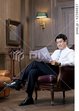 ビジネスマン 社長 新聞 42566637