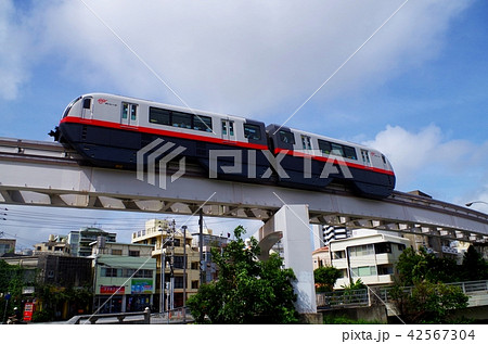 ゆいレールと住宅地 42567304