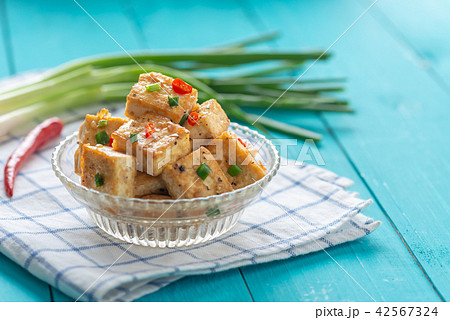 Stir fried tofu with garlic and chili, green onion Stir fried tofu with garlic and chili, green onion 42567324