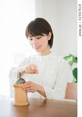 女性　コーヒーミル 42567619