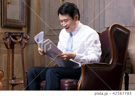 ビジネスマン 社長 新聞 42567783